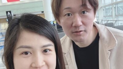 「空港にて、それぞれの旅立ちを見送って」 または 「未来へ向かうふたりの旅立ち – 支援の現場から」